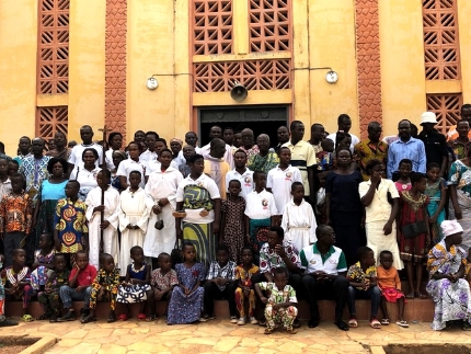 Pfarrgemeinde Kpadafe in Westafrika Katholische Pfarrgemeinde in Togo wartet auf Fenster von Bran den Gates Studios